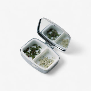 Pastillero con pensamientos, pétalos de rosas y hojas sivestres