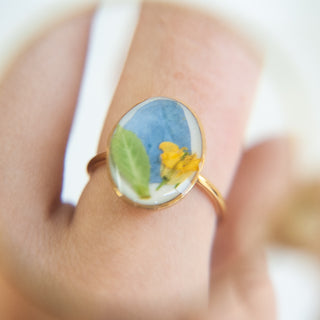 Anillo con pétalo de hortensia, flor de nabo y hoja silvestre