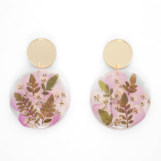 Aretes compuestos con baby, pétalos de rosas y hojita de jacaranda