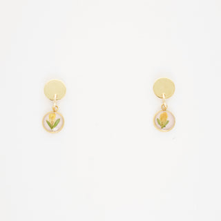 Aretes de latón con nabo y hierba silvestre