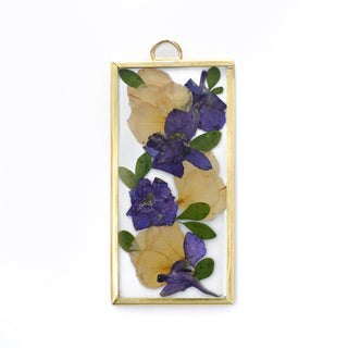 Cuadro con conejita, pétalo de rosas y ruda