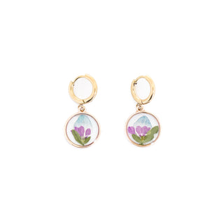 Aretes con pétalos de flor de Venus, hortensias y hojas de ruda