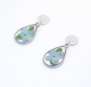 Aretes con hortensias y hojas de ruda