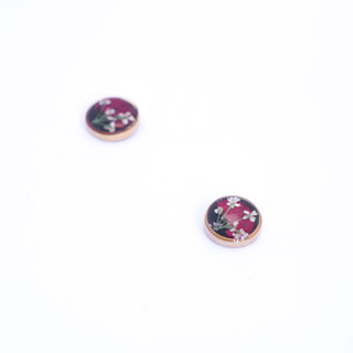 Aretes de botón con pétalo de euforbia y encaje