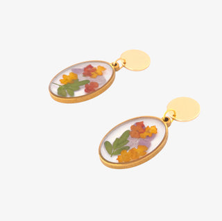Aretes con hortensias, ruda y flores silvestres