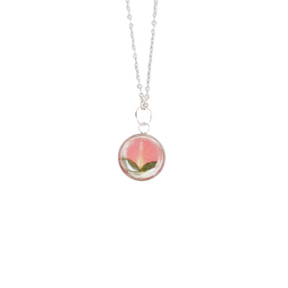 Dije con pétalo de rosa naranja y parvifolia
