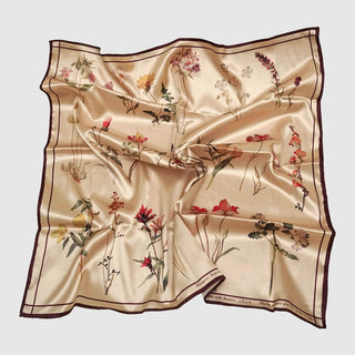 Mascada de flores silvestres color ocre