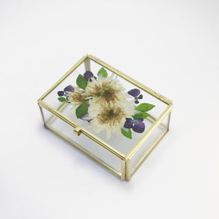 Alhajero con crisantemos, hortensias y hojas de rosas