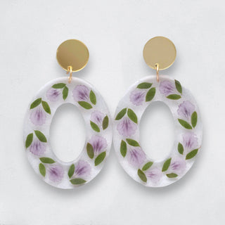Aretes compuestos con clavel rosa y hoja de jacaranda