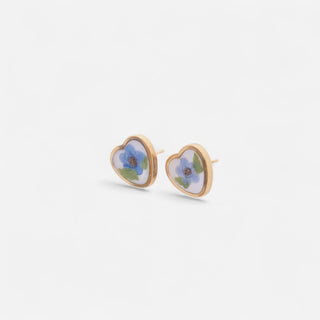 Aretes de botón en forma de corazón con no me olvides
