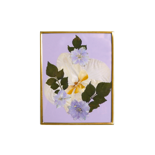Cuadro con delfinias, orquídeas y hojas de rosa