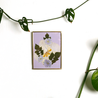 Cuadro con delfinias, orquídeas y hojas de rosa