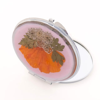 Espejo con  pétalos de cepasúchil, encaje y hoja de santamaría