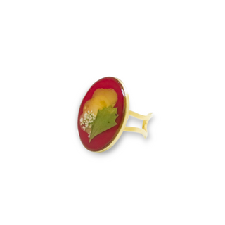 Anillo con pétalos de rosas, encaje y hojas silvestres