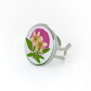 Anillo con jazmínes, pétalos de rosa y ruda