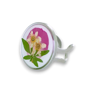 Anillo con jazmínes, pétalos de rosa y ruda