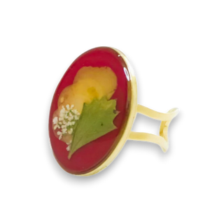 Anillo con pétalos de rosas, encaje y hojas silvestres