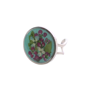 Anillo con hortensias, alfombrilla y hoja silvestre