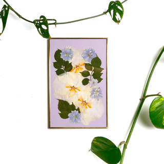 Cuadro con delfinias, orquídeas y hojas de rosa