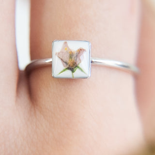 Anillo con flor silvestre