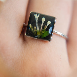 Anillo con flores silvestres