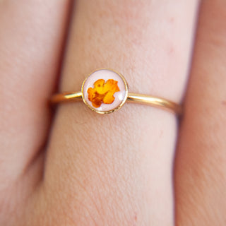 Anillo con pétalo de flor silvestre