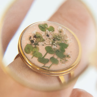 Anillo con hojas silvestres y encaje