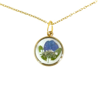 Dije con pétalo de hortensia, ruda y encaje