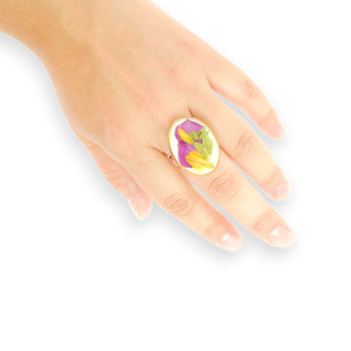 Anillo con flores de nabo y petalos de rosa