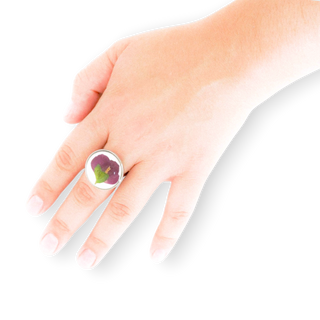 Anillo con pétalos de rosa
