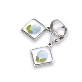 Aretes con hortensia y hojas de jacaranda