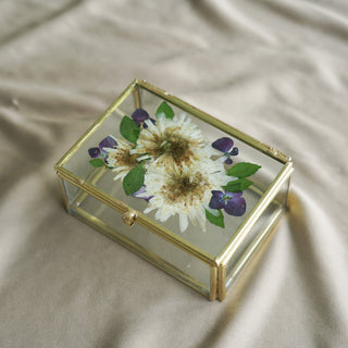 Alhajero con crisantemos, hortensias y hojas de rosas