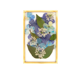 Cuadro con hortensias, jacarandas y encajes