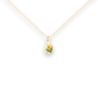 Dije con latana y hojas de jacaranda