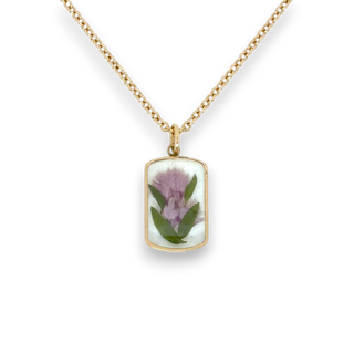 Dije con pétalo de clavel