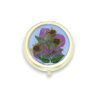 Pastillero con ojito de gallo y pétalos de rosa