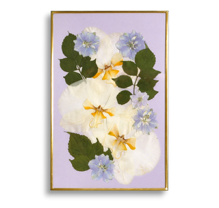 Cuadro con delfinias, orquídeas y hojas de rosa
