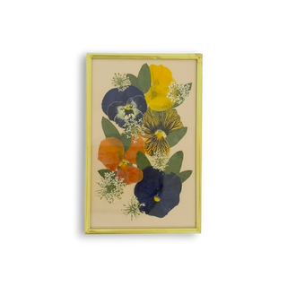 Cuadro con pétalos de rosa, hortensias y hojas de variegata