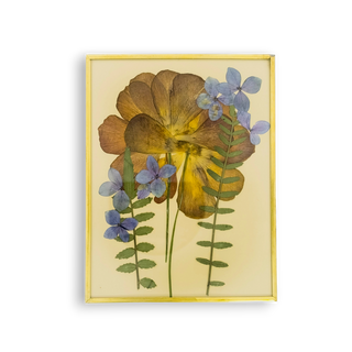 Cuadro con  ranúnculos, hortensias y hojas silvestres