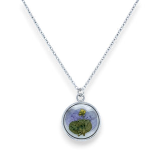 Dije con pétalos de hortensias y hojas silvestres