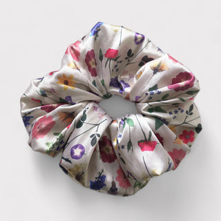 Scrunchie de flores prensadas