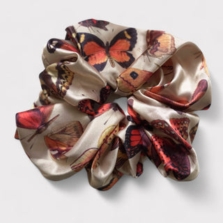 Scrunchie de mariposas color beige